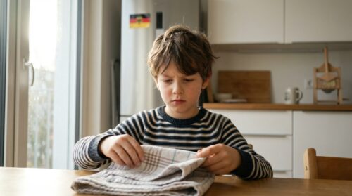 diese debatte spaltet das internet: sollten kinder wie früher feste hausarbeiten übernehmen? psychologen geben aufschlussreiche antworten dazu.